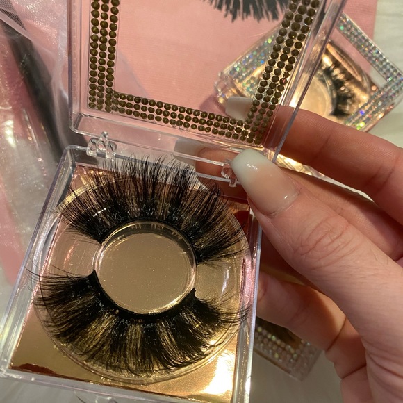 Lashes - Picture 14 of 15